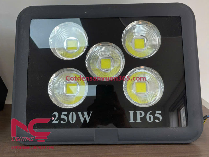Đèn pha led 250w ip65